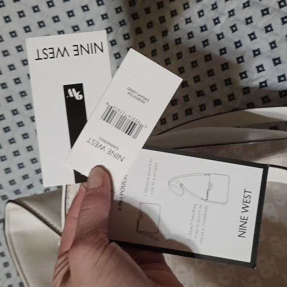 Nine West 2 in 1 tote, 2 in 1 pouch purse, a white and cream color - Picture 4 of 5